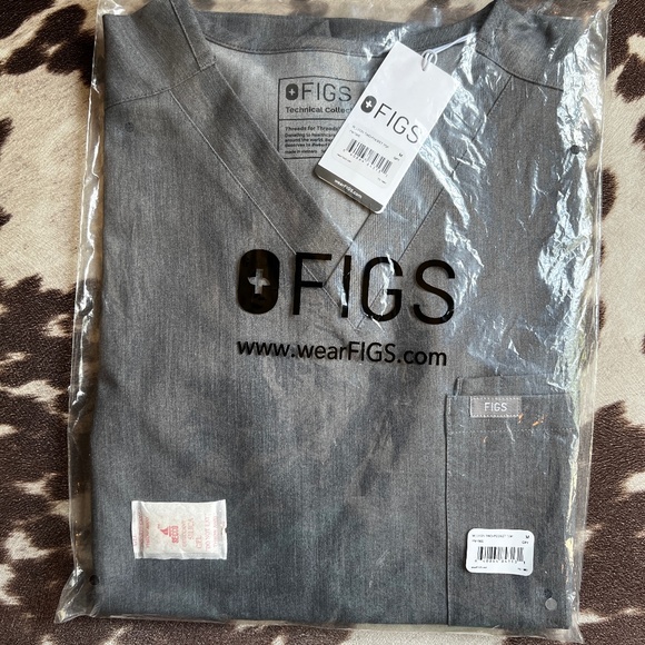 NWT Figs Graphite Men’s Scrub Top - Picture 1 of 2
